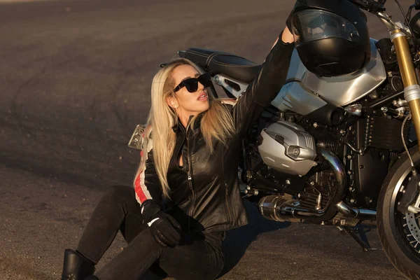 Mulher Bonita Motociclista Sentado Lado Sua Motocicleta Uma Rodovia Espírito — Fotografia de Stock