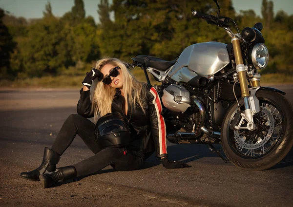 Mulher Bonita Motociclista Sentado Lado Sua Motocicleta Uma Rodovia Espírito — Fotografia de Stock