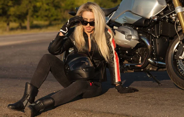 Mulher Bonita Motociclista Sentado Lado Sua Motocicleta Uma Rodovia Espírito — Fotografia de Stock