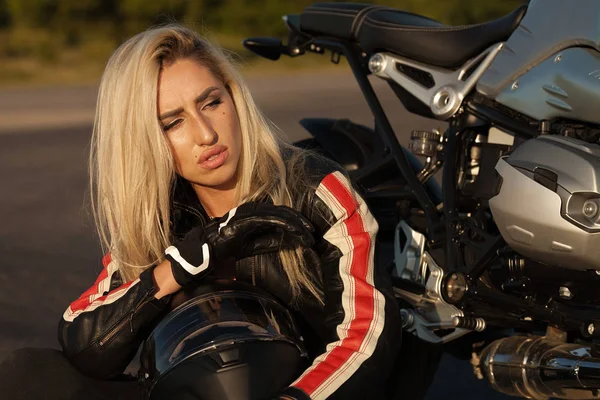 Nádherné Motorkářské Žena Sedí Její Motocyklu Dálnici Duch Svobody Nezávislosti — Stock fotografie