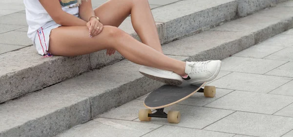 Mujer Rubia Casual Pantalones Cortos Mezclilla Posando Escaleras Con Longboard — Foto de Stock