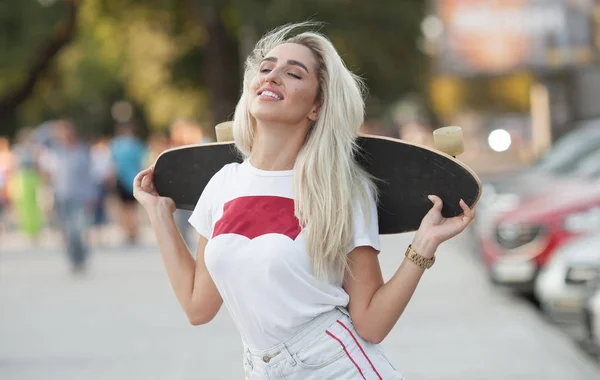 Beautiful Girl Skateboard Girl Holding Skateboard Hands Longboard Hands Girl — Stock Photo, Image