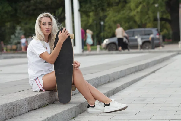 Casual Blonde Vrouw Denim Shorts Poseren Trappen Met Longboard — Stockfoto