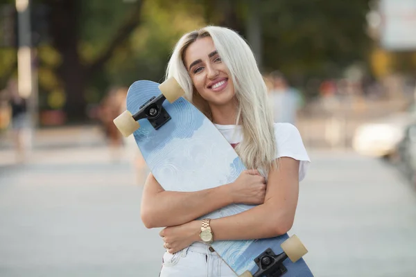 Mooi Meisje Met Skateboard Meisje Dat Een Skateboard Handen Houdt — Stockfoto