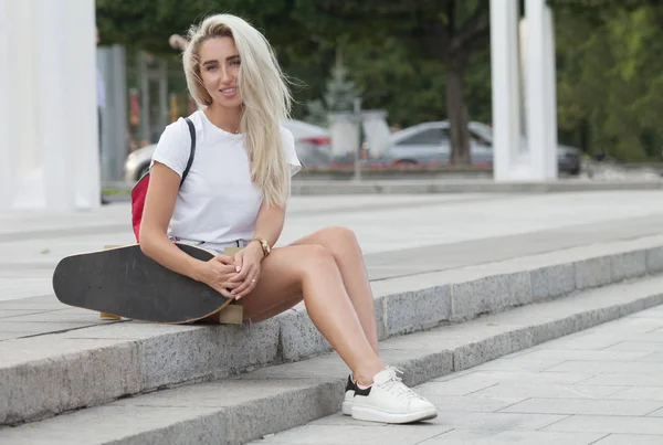 Casual Blond Female Denim Shorts Posing Stairs Longboard — Stock Photo, Image