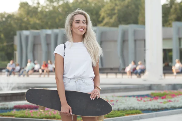 Menina Bonita Com Skate Menina Segurando Skate Nas Mãos Longboard — Fotografia de Stock