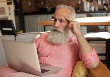 Rahatlatıcı ve evde çalışma. Üst düzey iş adamı.