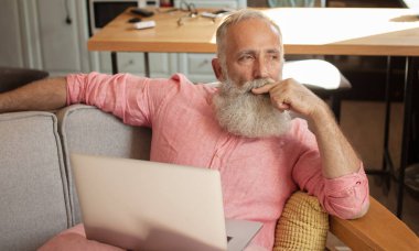 Rahatlatıcı ve evde çalışma. Üst düzey iş adamı.