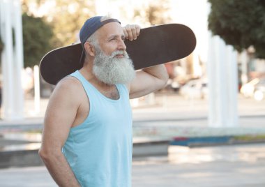 enerjik komuta sizde bir kaykay sürme keyfi