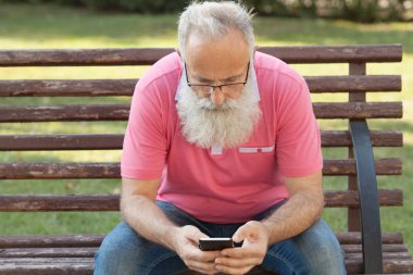 Parkta duran ve akıllı telefon kullanarak ciddi komuta sizde.