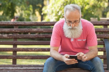 Parkta duran ve akıllı telefon kullanarak ciddi komuta sizde.