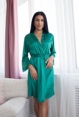 Güzel seksi kadın giyim ipek pijama stil casual kız yürüyüş iç oda toplantı koyu saç moda kataloğu Bayan mükemmel yüz kozmetik ve vücut makyaj ile.