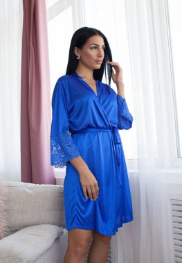 Güzel seksi kadın giyim ipek pijama stil casual kız yürüyüş iç oda toplantı koyu saç moda kataloğu Bayan mükemmel yüz kozmetik ve vücut makyaj ile.