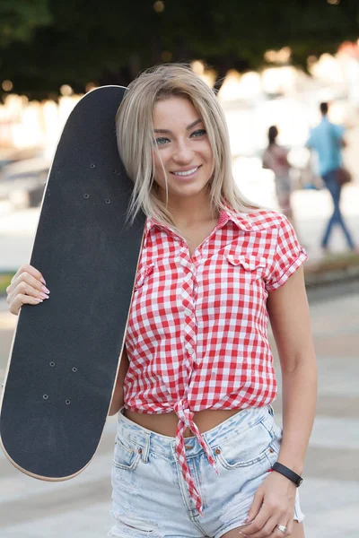 Porträtt Leende Unga Kvinnliga Skateboardåkare Holding Hennes Skateboard Kvinna Med — Stockfoto
