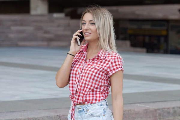 Primer Plano Chica Atractiva Sonriente Con Pelo Largo Hablando Teléfono — Foto de Stock
