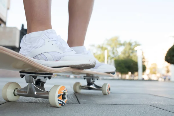 Beine Einer Sexy Frau Auf Einem Holzskateboard Auf Der Straße — Stockfoto