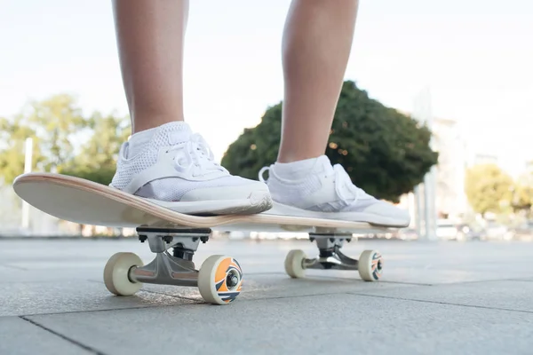 Beine Einer Sexy Frau Auf Einem Holzskateboard Auf Der Straße — Stockfoto