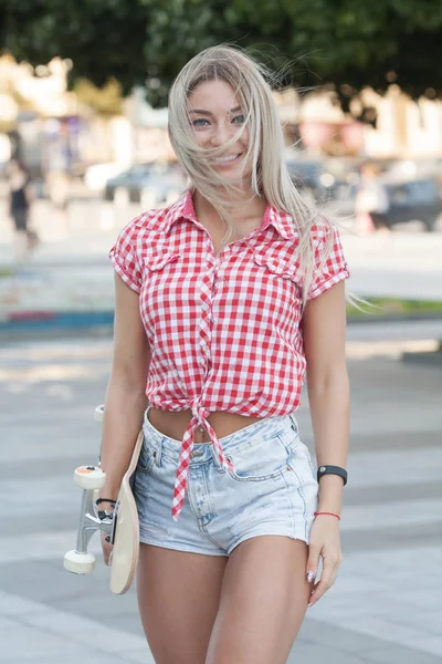 Vacker Och Mode Ung Blond Kvinna Poserar Med Skateboard — Stockfoto