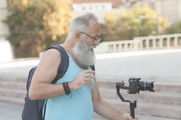 Homem Sênior Com Câmera Cidade — Fotografia de Stock