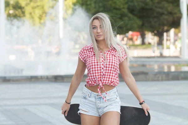 Красивая Модная Молодая Блондинка Позирует Скейтбордом — стоковое фото