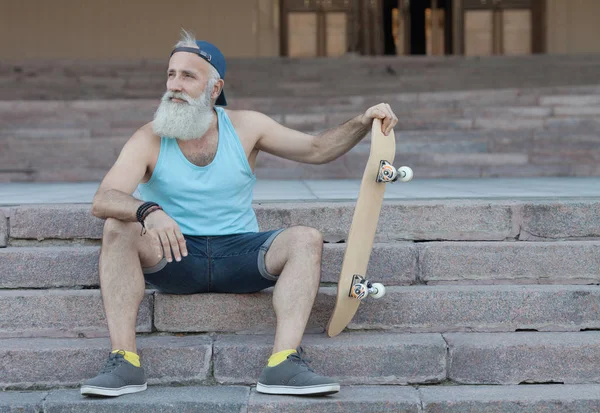 Trendiga Skäggig Gubbe Med Skateboard Stad Avkopplande Trappan — Stockfoto