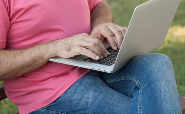 Tutup Tangan Manusia Gambar Pada Keyboard Laptop — Stok Foto