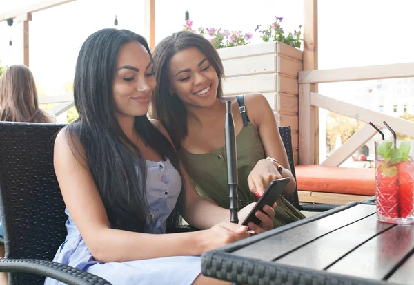 Female Couple Have Postive Expressions Sit Close Each Other Cafeteria — Stock Photo, Image