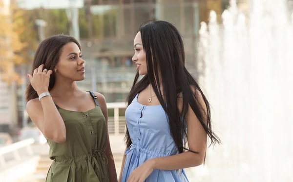 Retrato Aire Libre Dos Amigas Multiétnicas Chicas Con Atuendos Casuales — Foto de Stock