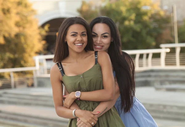 Utomhus Porträtt Två Kvinnliga Multietniskt Vänner Flickor Casual Outfits Med — Stockfoto