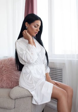 Güzel seksi kadın giyim ipek pijama stil casual kız yürüyüş iç oda toplantı koyu saç moda kataloğu Bayan mükemmel yüz kozmetik ve vücut makyaj ile.