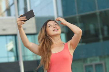 Güzel güzel Asyalı kadın kentsel içinde selfie tarafından fotoğraf çekme portreleri.