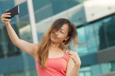 Güzel güzel Asyalı kadın kentsel içinde selfie tarafından fotoğraf çekme portreleri.