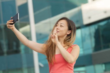 Güzel güzel Asyalı kadın kentsel içinde selfie tarafından fotoğraf çekme portreleri.