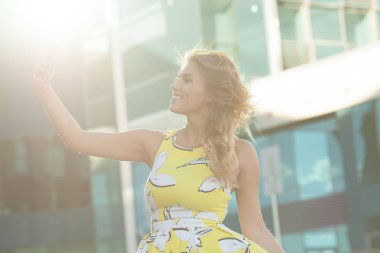 Yaşam tarzı kavram smartphone üzerinde güzel bir kadın fotoğrafı