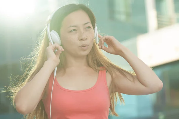 Mujer Asiática Sonrisa Felizmente Uso Del Teléfono Escuchar Música Ciudad —  Fotos de Stock