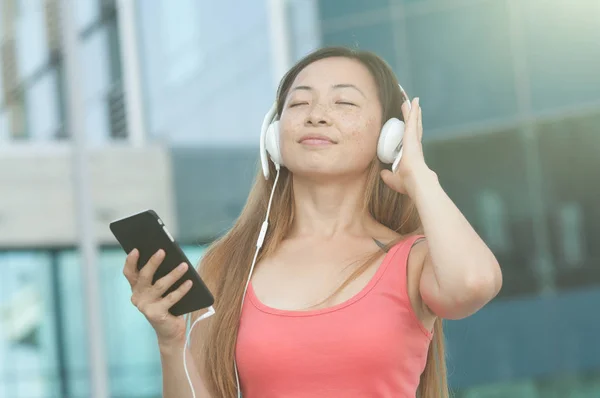 Mujer Asiática Sonrisa Felizmente Uso Del Teléfono Escuchar Música Ciudad —  Fotos de Stock