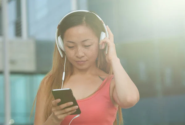 Mujer Asiática Sonrisa Felizmente Uso Del Teléfono Escuchar Música Ciudad —  Fotos de Stock