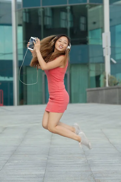 Mujer Asiática Sonrisa Felizmente Uso Del Teléfono Escuchar Música Ciudad —  Fotos de Stock