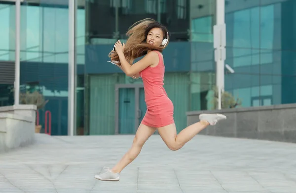 Aziatische Vrouw Gelukkig Glimlach Telefoon Luisteren Muziek Gebruiken Moderne Stad — Stockfoto