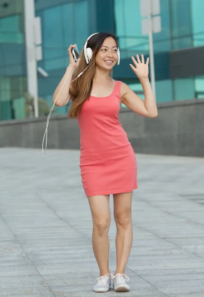 Asiatico Donna Sorriso Felicemente Utilizzare Telefono Ascoltare Musica Moderno Città — Foto Stock