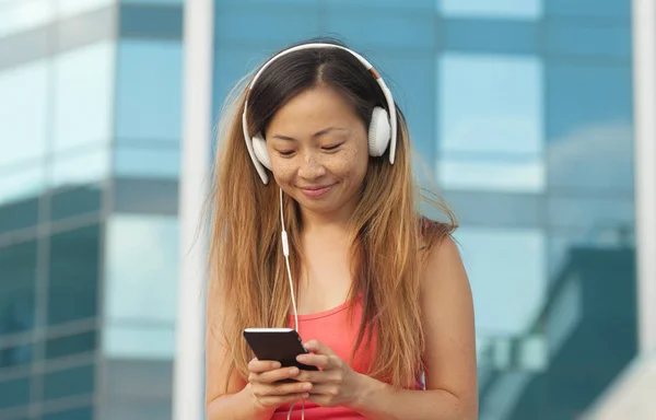 Mujer Asiática Sonrisa Felizmente Uso Del Teléfono Escuchar Música Ciudad —  Fotos de Stock