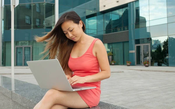 Νέοι Όμορφη Ασιατική Γυναίκα Που Εργάζονται Laptop Εξωτερική Ελεύθερος Επαγγελματίας — Φωτογραφία Αρχείου