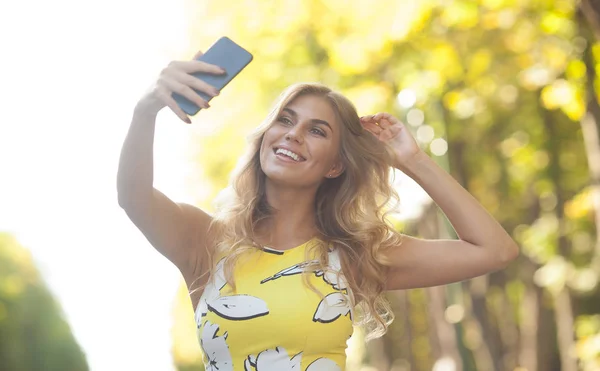 Ritratto Una Bella Giovane Donna Selfie Nel Parco Con Uno — Foto Stock