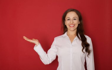 Gösterilen / bir şey elini avuç içinde sunulması güzel kadın