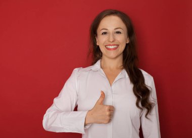 Kırmızı bir arka plan üzerinde izole kadın gösteren başparmak gülümseyen