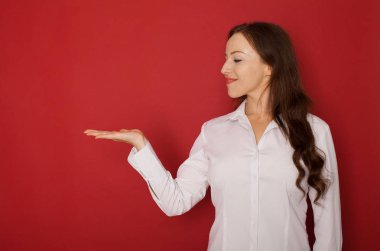 Gösterilen / bir şey elini avuç içinde sunulması güzel kadın