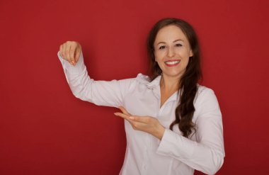 Gösterilen / bir şey elini avuç içinde sunulması güzel kadın