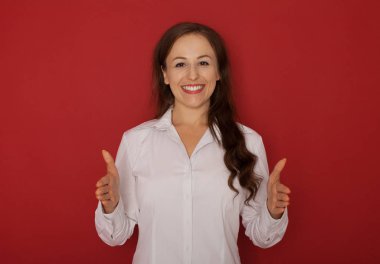 Kırmızı zemin üzerine boşaltmak bulunduðu bir şey görünmez ve büyük onu tutan güzel kadın palms