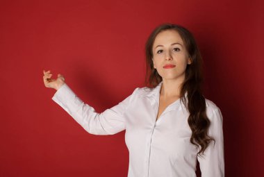 Gösterilen / bir şey elini avuç içinde sunulması güzel kadın