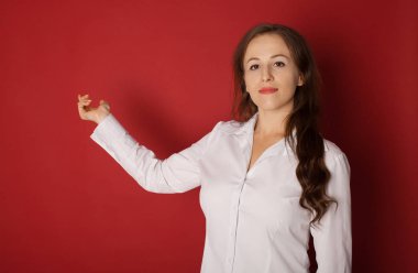 Gösterilen / bir şey elini avuç içinde sunulması güzel kadın